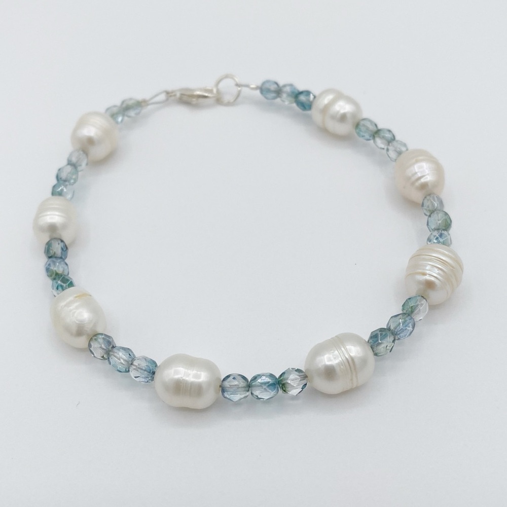 Freshwater Pearl & Blue Crystal Beaded Bracelet With A Silver Tone Clasp